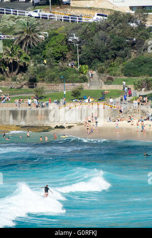 Surfers, nuotatori e amanti di spiaggia a Bronte Beach, Sydney. Foto Stock