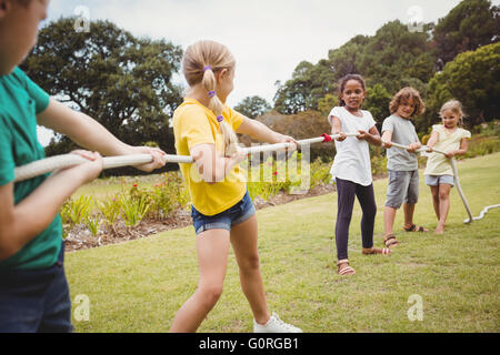 Bambini tirando una corda di tiro della fune Foto Stock