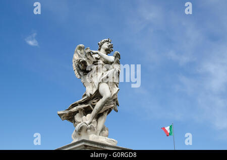 Una delle sculture di angolo in corrispondenza del ponte di Angeli in Roma, Italia Foto Stock