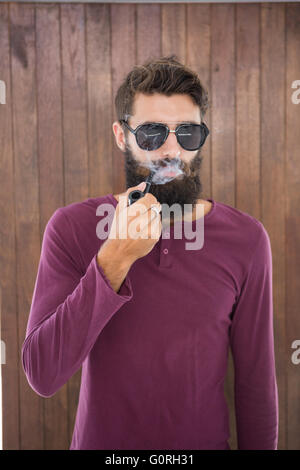 Hipster uomo di fumare il tubo Foto Stock