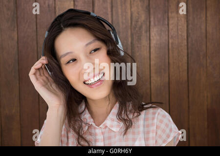 Hipster donna ascoltando musica Foto Stock