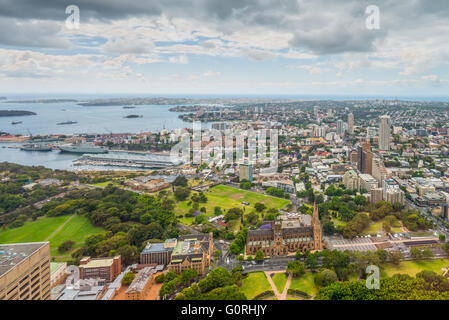 Vista aerea di Sydney dalla Torre di Sydney in tempo nuvoloso, Sydney, Nuovo Galles del Sud, Australia Foto Stock