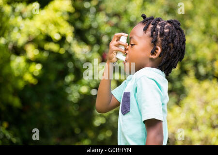 Boy utilizzando un inalatore per asmatici Foto Stock