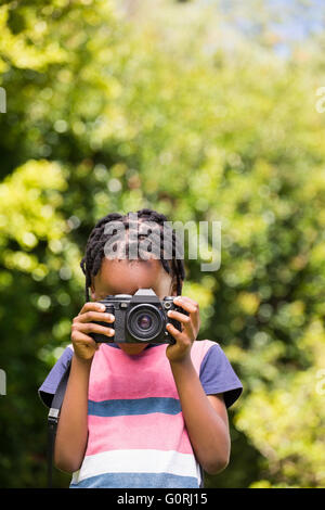 Un bambino è di scattare una foto con la fotocamera Foto Stock