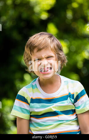 Un ragazzino sta facendo una faccia buffa Foto Stock