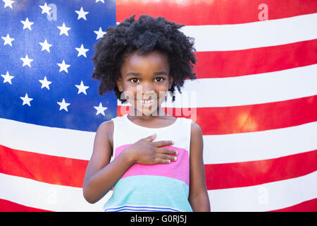 Una bambina sta toccando il suo cuore Foto Stock