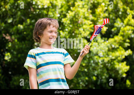 Un ragazzino è in possesso di una bandiera americana Foto Stock