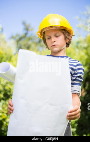 Ritratto di ragazzo simpatico fingendo di essere un lavoratore Foto Stock
