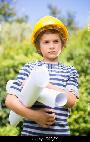 Ritratto di un ragazzo simpatico fingendo di essere un lavoratore Foto Stock