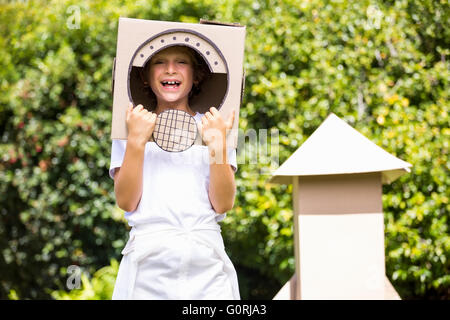 Una ragazzina è smilling con il suo costume Foto Stock