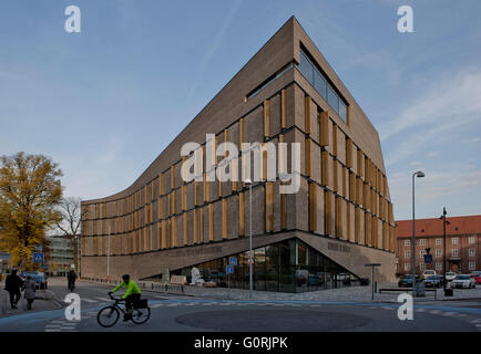 Frederiksberg Courthouse prende il segnale dal tetto distinti e materiali robusti della vicina neo-classico impianto progettato da Hack Kampmann. Vista esterna dell'edificio di stile contemporaneo con entrata di vetro e semi-pareti curve. Foto Stock