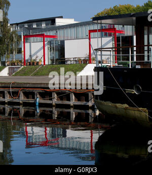 La trasformazione di un ex stazione della macchina per la marina militare danese in ufficio architettonico da e per Vandkunsten. Vista esterna dell'ufficio lungo l'acqua. Foto Stock