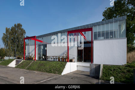 La trasformazione di un ex stazione della macchina per la marina militare danese in ufficio architettonico da e per Vandkunsten. Vista esterna dello studio di architettura del moderno ufficio lungo l'acqua. Foto Stock