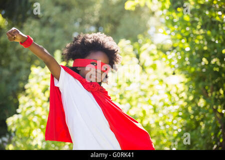 Ragazzo vestito come un super eroe in un parco Foto Stock