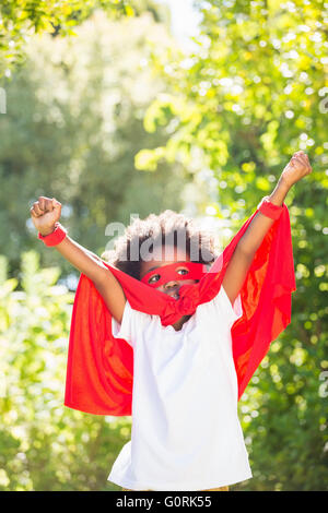 Ragazzo vestito come un super eroe in un parco Foto Stock