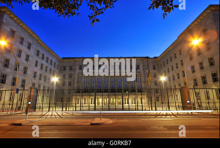 Il ministero federale delle finanze, Detlev-Rohwedder-Haus, Wilhelmstrasse, nel quartiere Mitte di Berlino, Germania / Bundesministerium der Finanzen, Bundesfinanzministerium, BMF, Detlev Rohwedder House Foto Stock