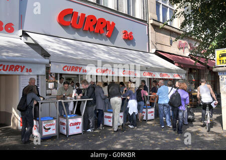 Curry 36, currywurst, salsa speziata salsiccia, patate fritte stand, stallo fast food, Mehringdamm, Kreuzberg di Berlino, Germania Foto Stock