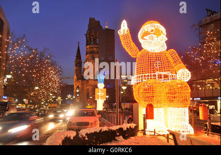 Illuminazione di natale, Kaiser Wilhelm Memorial Church, Tauentzien Street, Charlottenburg di Berlino, Germania / Tauentzienstrasse, Kaiser-Wilhelm-Gedachtniskirche Kaiser-Wilhelm-Ged?chtniskirche Foto Stock