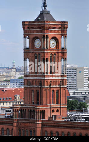 Il Rotes Rathaus, Rathausstrasse, nel quartiere Mitte di Berlino, Germania / Rosso Municipio Foto Stock