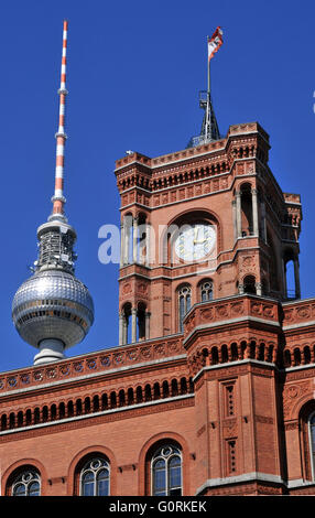 Il Rotes Rathaus, Fernsehturm Berlin, Rathausstrasse, nel quartiere Mitte di Berlino, Germania / Rosso municipio, torre della televisione Foto Stock