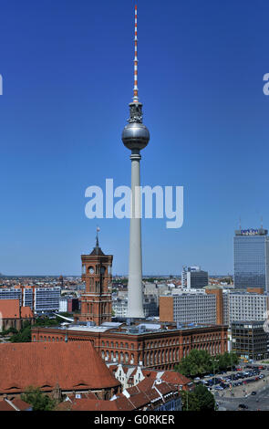Il Rotes Rathaus, Fernsehturm Berlin Mitte, Berlin, Germania / Red City Hall, la torre della televisione Foto Stock