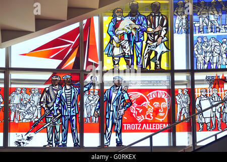Vetrata, Walter Womacka, scala, Staatsratsgebaude, Schlossplatz Mitte di Berlino, Germania / Staatsratsgeb?ude, membro edificio del Consiglio Scuola europea di gestione e di tecnologia, ESMT Foto Stock
