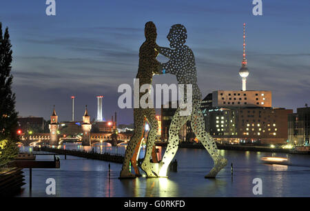 Molecola uomo, Pezzo di arte, di Jonathan Borofsky, la torre della televisione, il ponte Oberbaum, Sprea, Berlino, Germania / Oberbaumbrucke, Oberbaumbr?cke, la Torre della TV, Fernsehturm Foto Stock