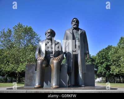 Il monumento a Karl Marx, Friedrich Engels, Marx-Engels Forum, Mitte di Berlino, Germania Foto Stock