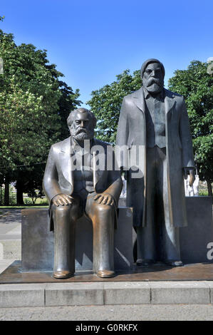 Il monumento a Karl Marx, Friedrich Engels, Marx-Engels Forum, Mitte di Berlino, Germania Foto Stock