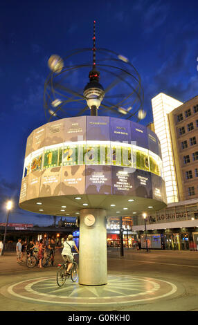 Urania World Time Clock, Fernsehturm Berlin Alexanderplatz, nel quartiere Mitte di Berlino, Germania / torre televisiva, Alexander Square Foto Stock