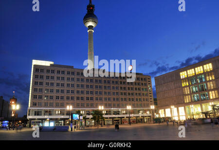 Berolinahaus, Galeria Kaufhof, la torre della televisione, Alexanderplatz Mitte di Berlino, Germania / TV Tower, Fernsehturm Berlin Foto Stock