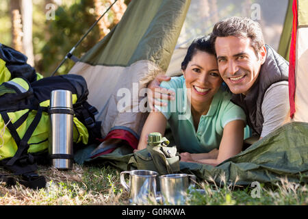 Paio di posa e la tenuta di ciascun altro Foto Stock