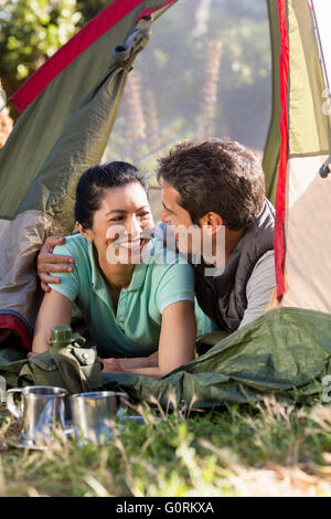 Paio di posa e la tenuta di ciascun altro Foto Stock