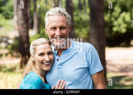 Ritratto di un giovane sorridente e la tenuta di ciascun altro Foto Stock