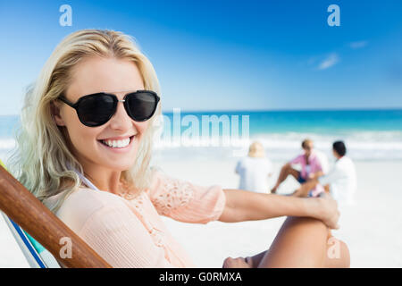 Donna sdraiata sulla spiaggia Foto Stock