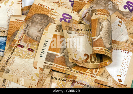 Primo piano di raccolta sparsi di usato South African Rand venti brown banconote Foto Stock