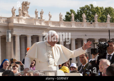 Lo Stato della Città del Vaticano - 30 Ottobre 2013: il Papa Francesco I sul Papa-mobile benedice la folla di fedeli in Piazza San Pietro. Foto Stock