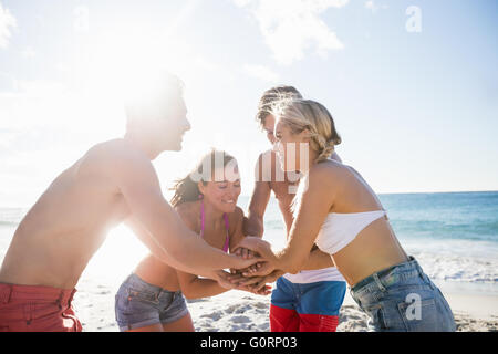 Gli amici di mettere le loro mani insieme Foto Stock