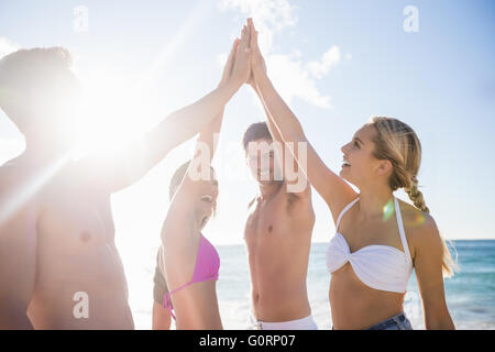 Amici dando ad alta cinque Foto Stock