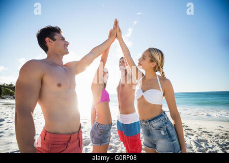 Amici dando ad alta cinque Foto Stock