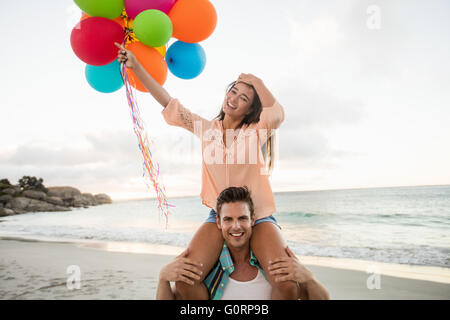 L uomo dando piggyback per donna Foto Stock