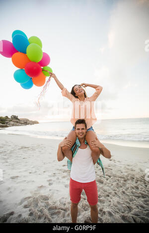 L uomo dando piggyback per donna Foto Stock