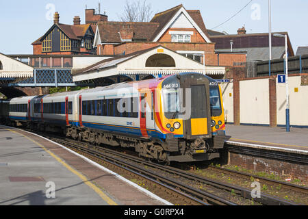 Treno sud-ovest che arriva alla stazione ferroviaria Branksome, Poole, Dorset UK nel mese di aprile Foto Stock