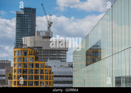 I lavori di costruzione si passa dappertutto a Londra. Qui si vede dal tetto del Tate Modern. Foto Stock