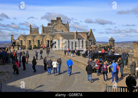I visitatori nel Castello di Edimburgo, Edimburgo, Scozia, Regno Unito. Foto Stock