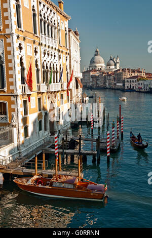 Vista di Santa Maria de la salute dal ponte Accademia con il Canal Grande con la gondola e gondoliere, Venezia, Italia e Europa Foto Stock