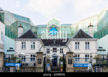 Il vecchio xviii secolo almshouse, ora indipendenti Azuza coffee shop in gallerie shopping centre, Bristol. Foto Stock