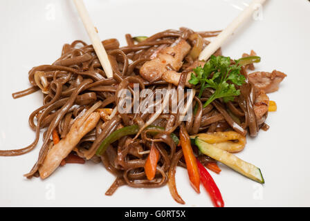 Tagliatelle di grano saraceno con verdure e bastoni isolato su bianco Foto Stock