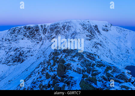 Bordo di estensione & Helvellyn nel Lake District inglese, UK pre-alba. Foto Stock