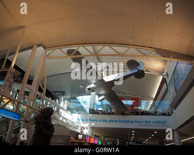 Jean Batten's Percival Vega Gull G-ADPR aereo che pendevano dal soffitto all'interno Aeroporto internazionale di Auckland, Nuova Zelanda Foto Stock